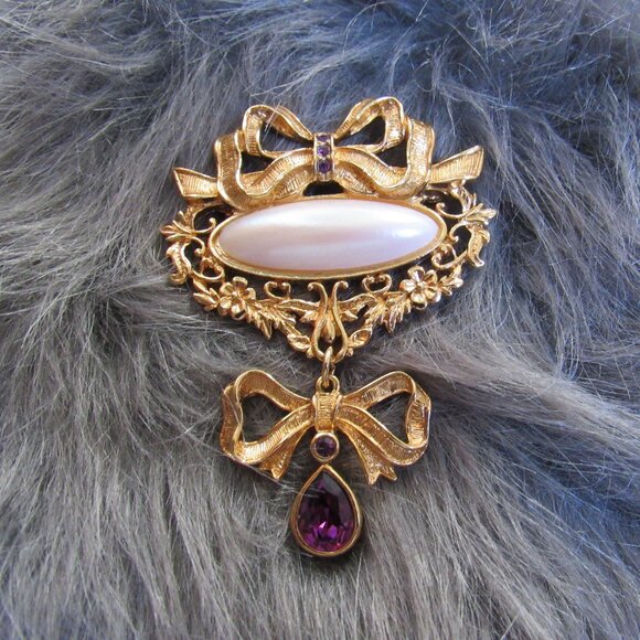 VINTAGE-AVON-JEWELED BROOCH-DANGLING BOW-PURPLE "AMETHYST"-OVAL PEARL - Picture 1 of 7